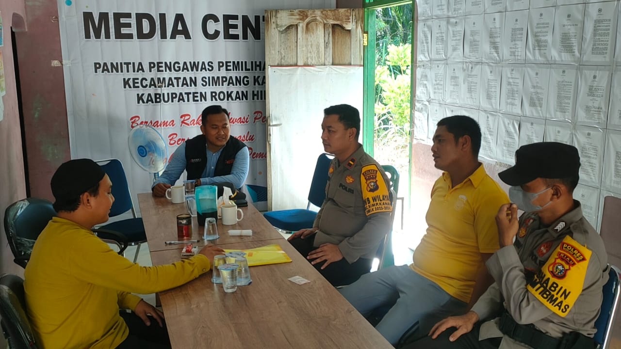 Kapolsek Simpang Kanan Ipda Martin Luther Munthe SH didampingi sejumlah personel saat melakukan kegiatan Cooling System Pemilu di Sekretariat Panwascam Simpang Kanan.