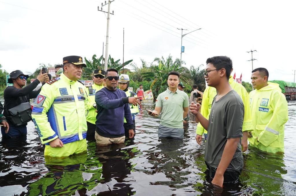Kapolda Riau Irjen Pol Mohammad Iqbal saat berdialog dengan masyarakat saat meninjau Jalan Lintas Timur Pelalawan, Sabtu (6/1/2024).