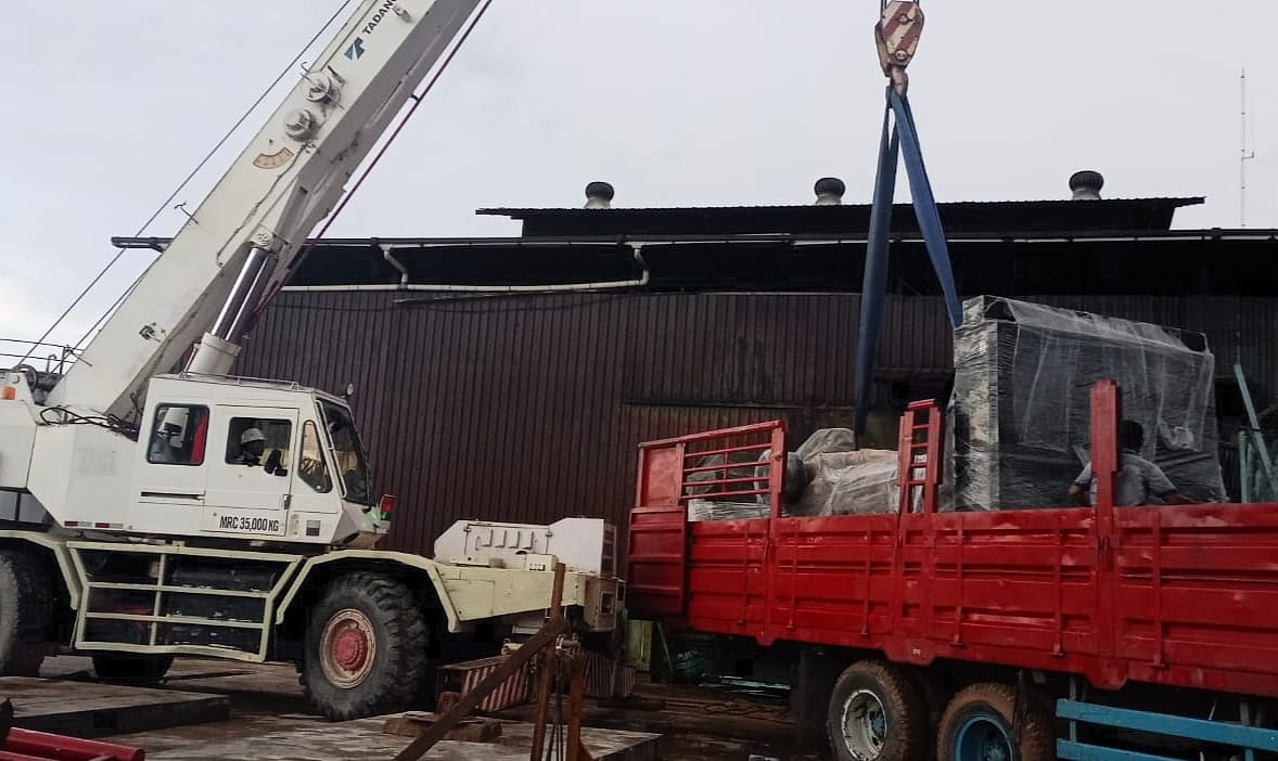 Pendistribusian engine pembangkit listrik tenaga diesel yang baru saja tiba di Unit PLTD Selatpanjang, Jumat (5/1/2023) siang.