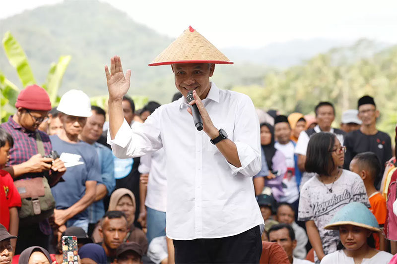 Calon Presiden nomor urut tiga, Ganjar Pranowo bertemu dengan para petani di tengah persawahan di Kelurahan Cangkrep Kidul, Purworejo, Jawa Tengah, Minggu (31/12/2023).