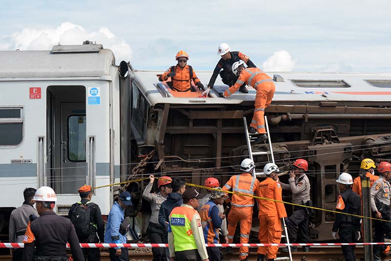 Tim SAR melakukan evakuasi terhadap korban kecelakaan maut akibat tabrakan dua kereta api di Cicalengka, Jawa Barat, Jumat (5/1/2024).