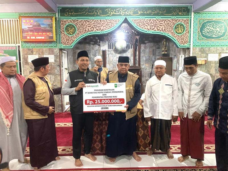 Gubernur Riau Edy Natar Nasution menyerahkan bantuan kepada Masjid Ubudiyah Pasar Danau Bingkuang, Kampar, Sabtu (6/1/2024).