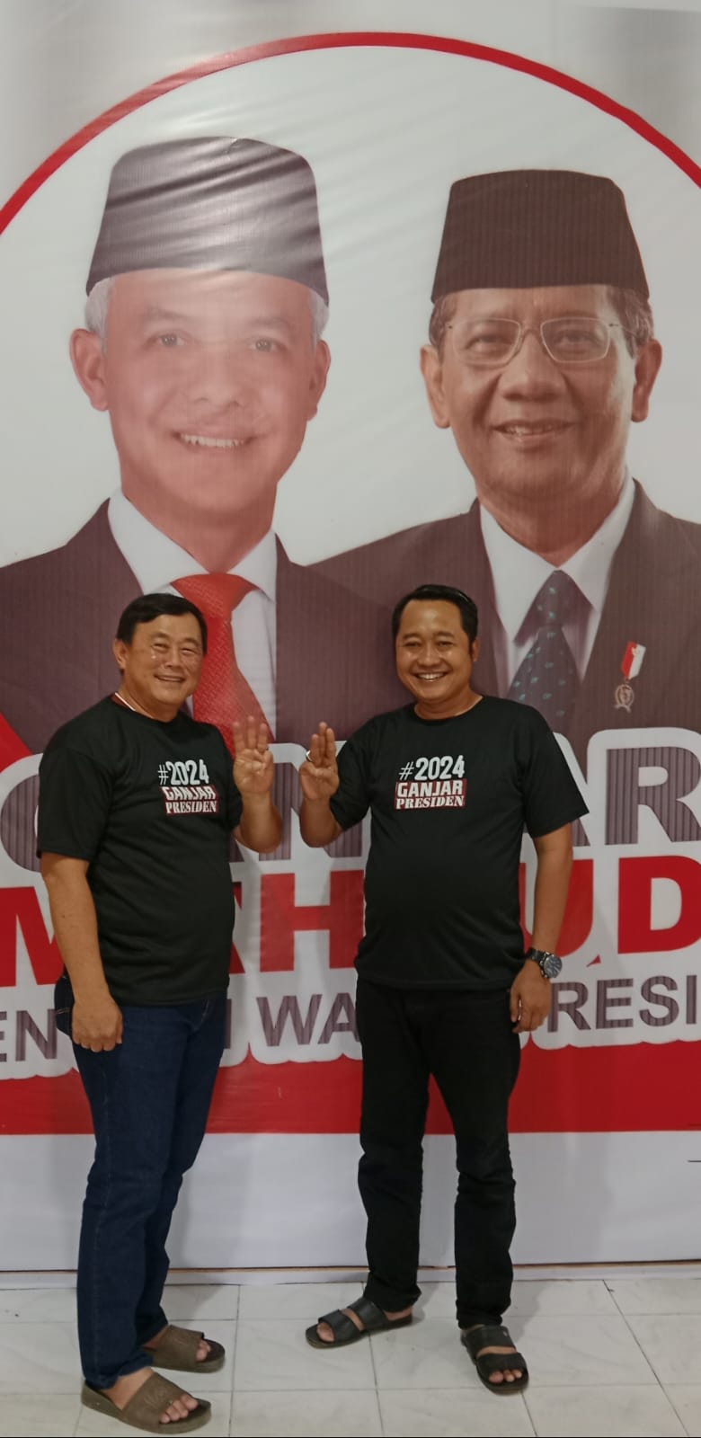 Ketua Tim Pemenangan Cabang Pasangan Ganjar Pranowo - Mahfud MD Kabupaten Kuansing H Halim  bersama Karyono SH MH berswafoto di Posko Pemenangan, Ahad (7/1/2024).