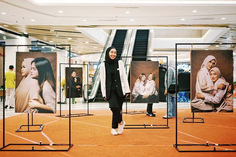 Fotografer Anggunia Lestari Mafi bersama foto-foto potrait yang dipamerkannya dalam pameran foto bertajuk &ldquo;Wanita Separuh Malaikat&rdquo; di Mal Living World
