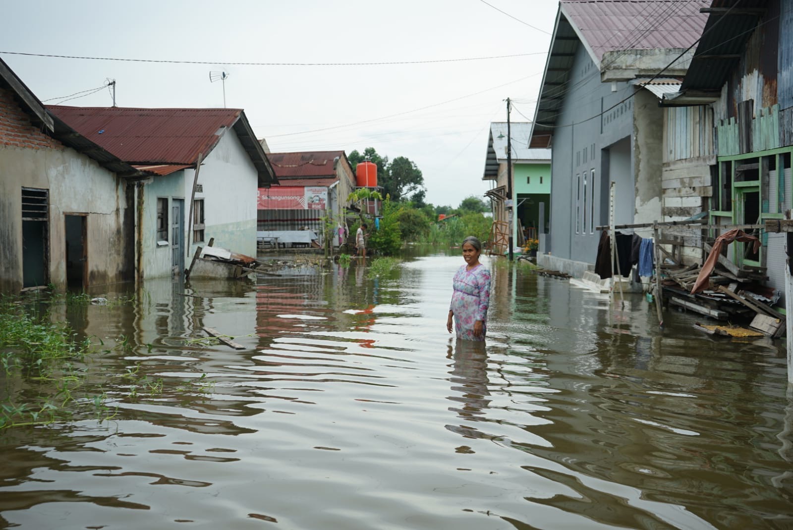 Akibat curah hujan yang tinggi, banjir yang mengelilingi perumahan Witayu Rumbai Pekanbaru, Kamis (4/1/2024).