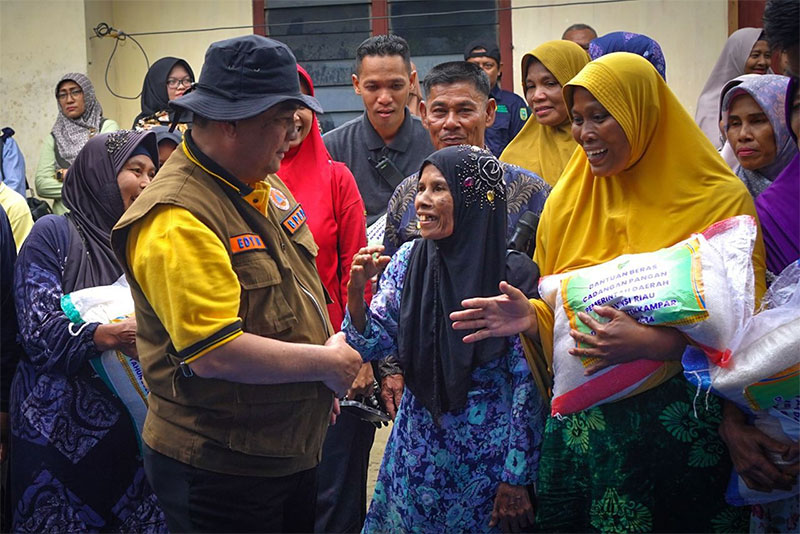 Gubri Edy Natar Nasution menyerahkan bantuan bagi masyarakat terdampak banjir di Kabupaten Kampar, Ahad (7/1/2024).