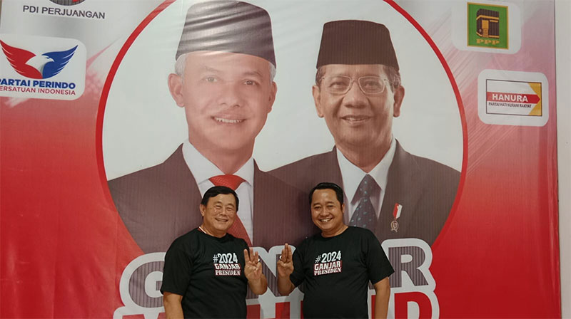 Ketua DPC PDI Perjuangan Kabupaten Kuansing H Halim  bersama Bendahara Karyono SH MH di Posko, Ahad (7/1/2024)