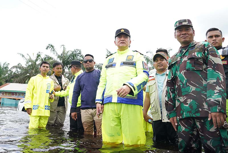 Kapolda Riau Irjen Pol Mohammad Iqbal bersama Bupati Pelalawan Zukri dan beberapa pemangku kepentingan lainnya meninjau banjir yang menyebabkan macet panjang hingga 20 km di Pelalawan.