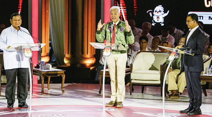 Capres nomor urut satu Anies Baswedan (kanan) dan capres nomor urut dua Prabowo Subianto (kiri), mendengarkan pemaparan capres nomor urut tiga Ganjar Pranowo (tengah) dalam Debat Ketiga Pilpres 2024.