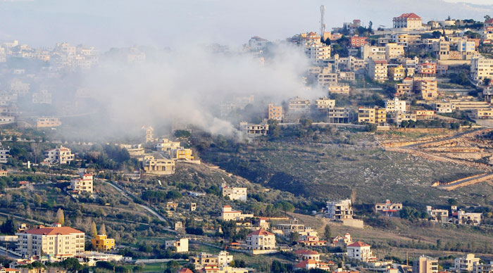 Asap mengepul di atas gedung-gedung pinggiran Desa Khiam, perbatasan selatan Lebanon menyusul pemboman oleh Israel, Ahad (7/1/2024).