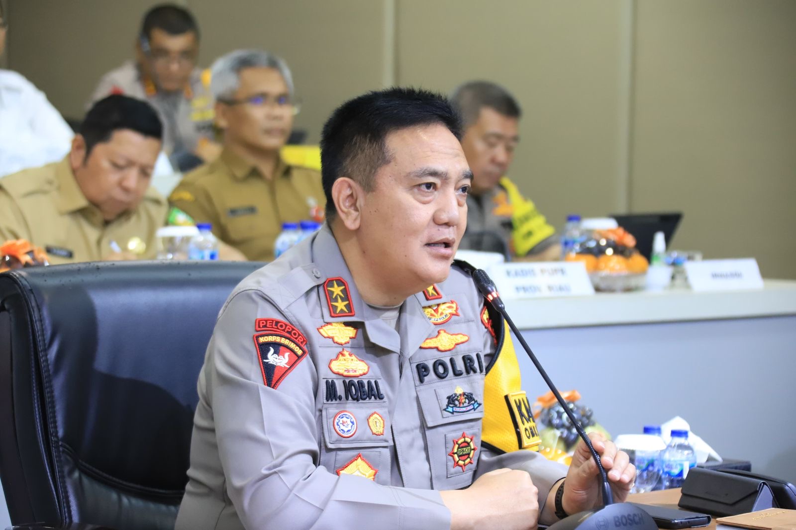 Kapolda Riau Irjen Pol Mohammad Iqbal saat meminpin langsung rapat lintas sektoral membahas penanganan banjir di Provinsi Riau, Senin (8/1/2024).