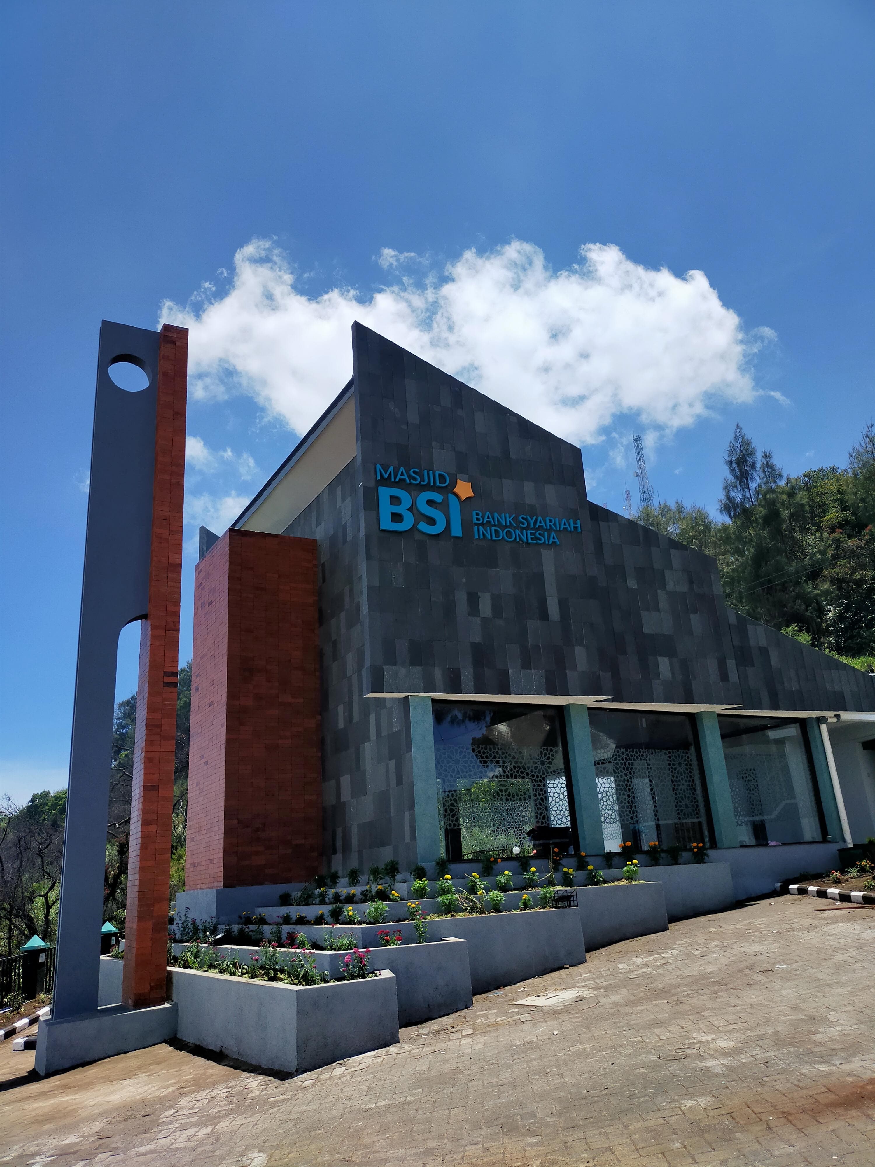 Masjid yang dibangun BSI di tempat destinasi wisata.