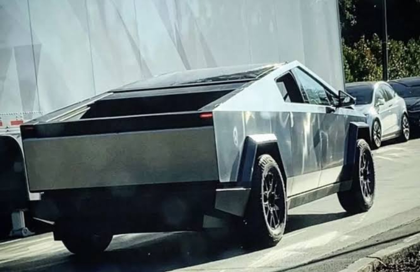 TESLA CYBERTRUCK