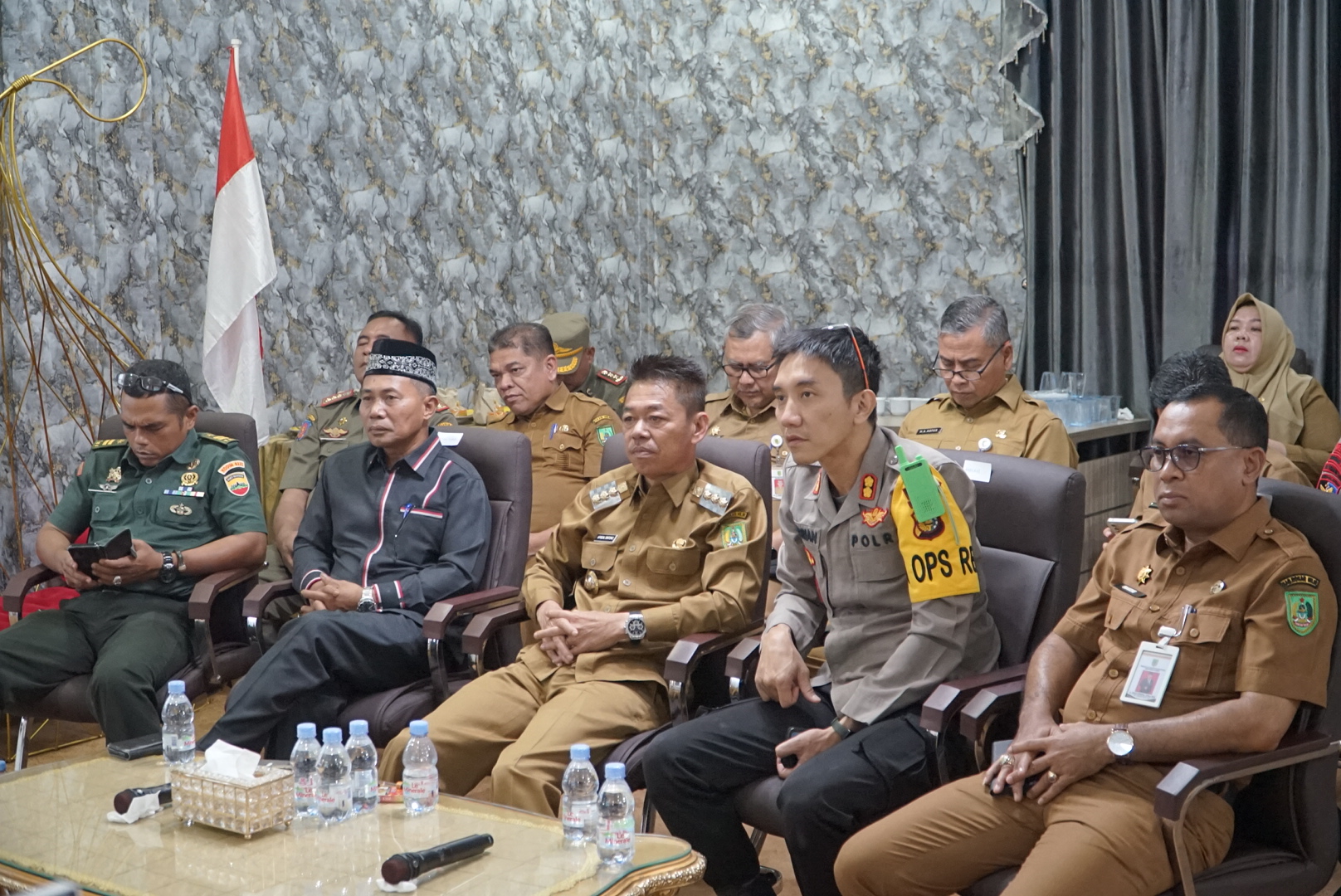 Bupati Rohil Afrizal Sintong MSi bersama Sekdakab H Fauzi Efrizal MSi dan sejumlah pejabat forkopimda saat mengikuti vicon rakor lntas sektoral penanganan banjir Provinsi Riau, Senin (8/1/2024).