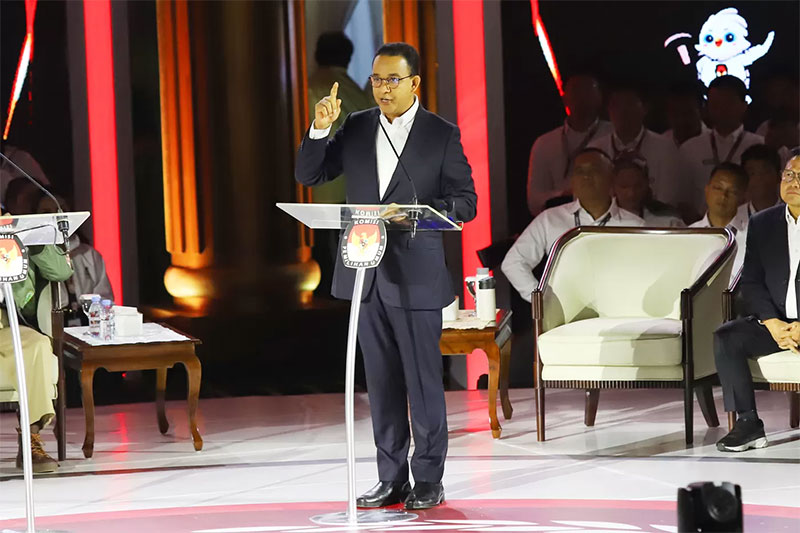 Calon presiden nomor urut 1 Anies Baswedan dan calon presiden nomor urut 2 Prabowo Subianto tertangkap kamera tak bersalaman usai debat ketiga Pilpres 2024, Ahad (7/1/2024) malam.