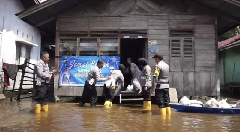 Kasatlantas Polres Rohil Iptu Zahratul A Harun dan sejumlah personel memberikan bantuan sembako bagi warga terdampak banjir di Kepenghuluan Sekapas, Rantau Kopar.