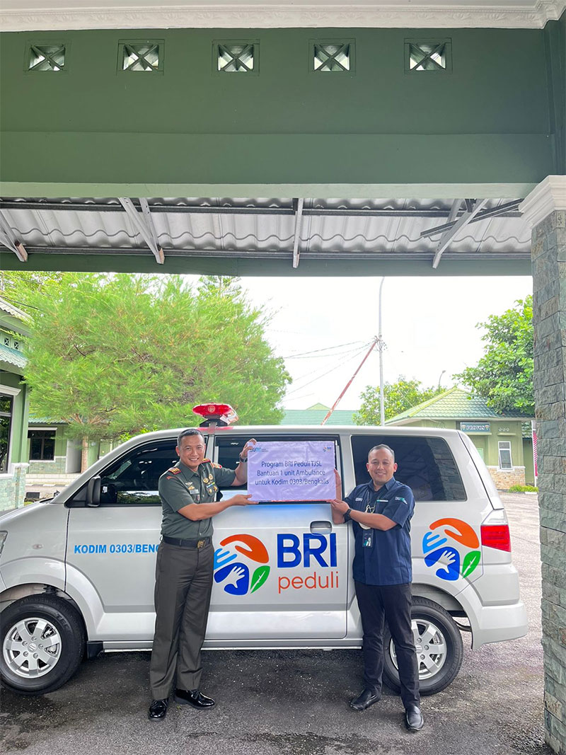 Branch Manager BRI Cabang Bengkalis, Mulkan menyerahkan bantuan mobil Ambulance kepada Dandim 0303/Bengkalis, Letkol Arh Irvan Nurdin di Makodim 0303/Bengkalis, Senin (8/1/2024).