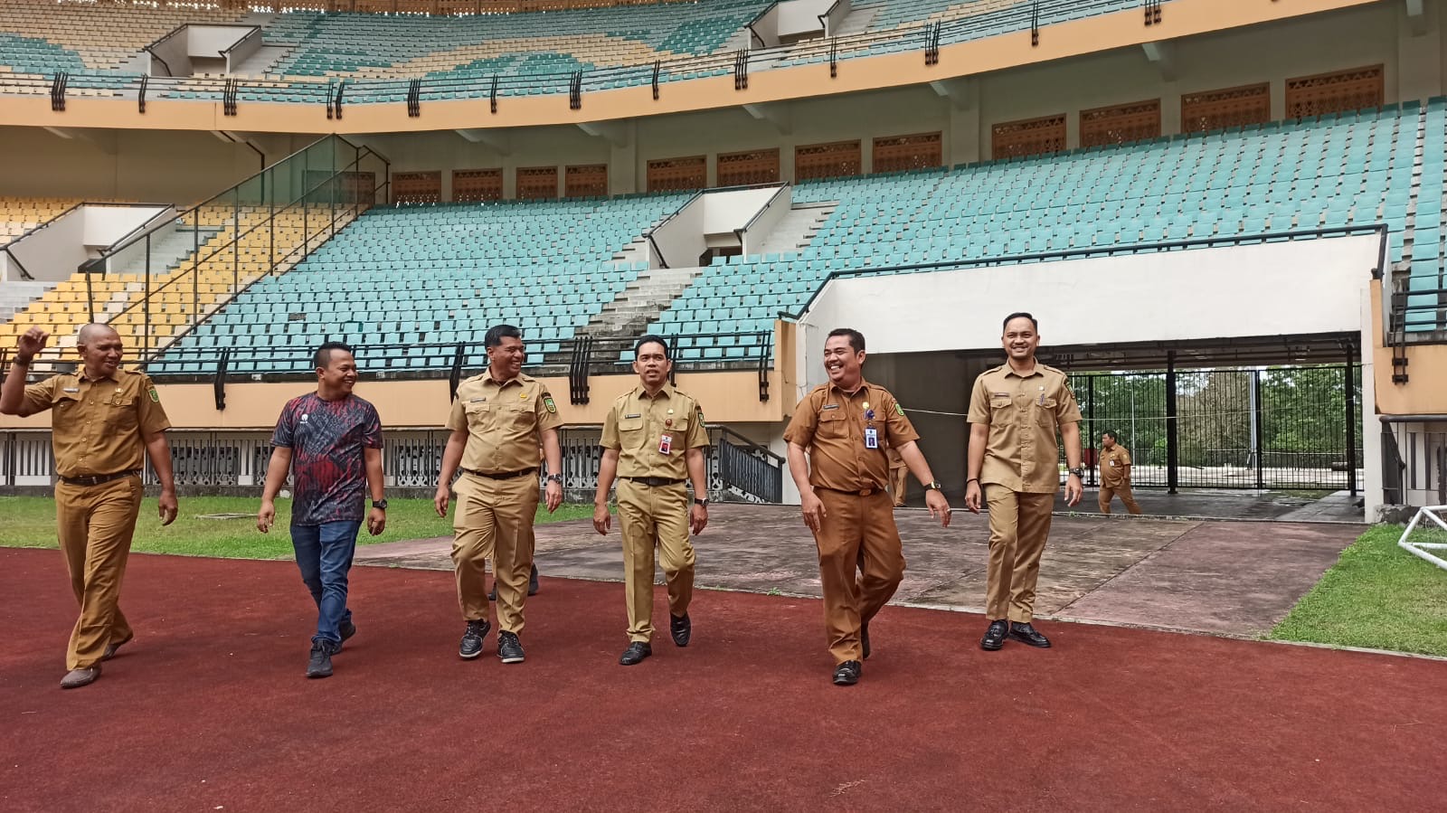 Kepala dinas Kepemudaan dan Olahraga (Kadispora) Riau, Erisman Yahya (no 3 dari kanan) bersama jajarannya saat melakukan peninjauan di Stadion Utama Riau, Jalan Naga Sakti, Senin (8/1/2024).