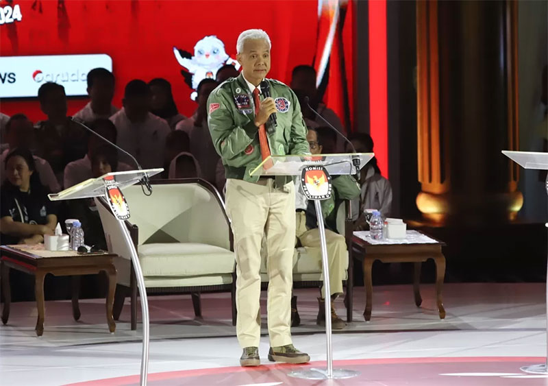 Capres nomor urut tiga Ganjar Pranowo menyampaikan pandangannya saat debat ketiga Pilpres 2024.
