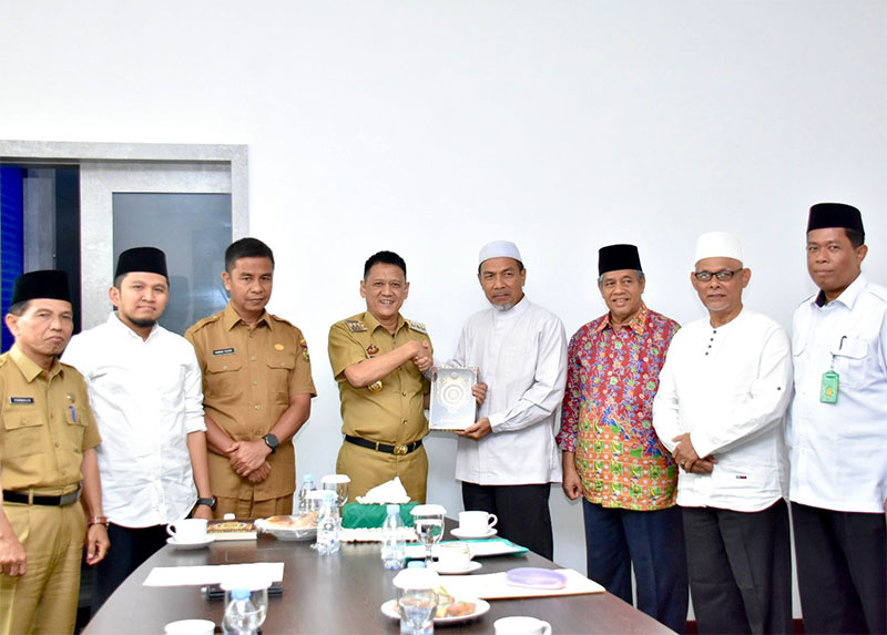 Pj Bupati Kampar Hambali SE MBA MH menerima 460 mushaf Al Qur