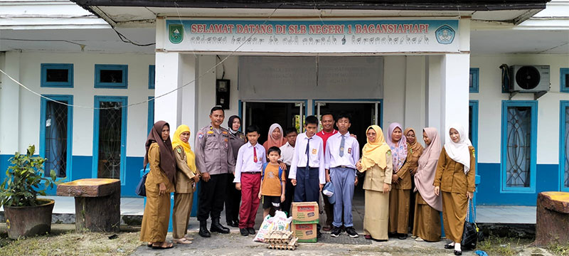 Kanit Binmas Polsek Bangko Iptu Yatim bersama sejumlah personel foto bersama majelis guru dan sejumlah siswa pada saat berkunjung di SLB di Bagansiapiapi, Senin (8/1/2024).