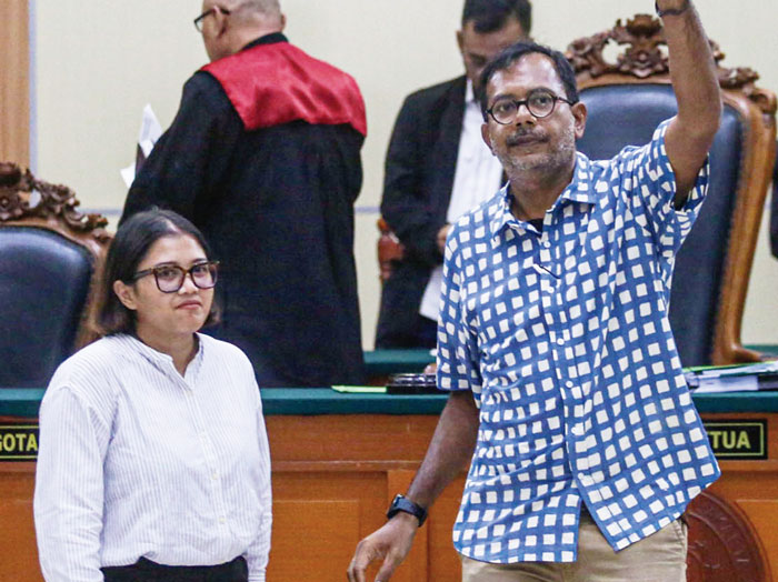 Terdakwa Direktur Lokataru Haris Azhar didampingi mantan Koordinator KontraS Fatia Maulidiyanti mengepalkan tangan usai sidang putusan di Pengadilan Negeri (PN) Jakarta Timur, Senin (8/1/2024).