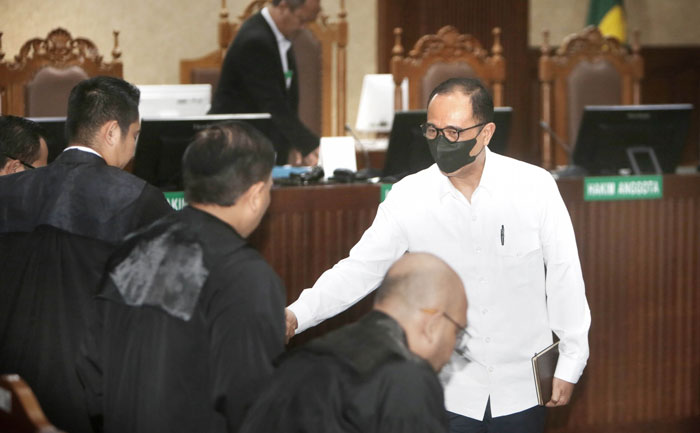 Terdakwa Rafael Alun Trisambodo menyalami Jaksa Penuntut Umum setelah pembacaan putusan oleh Majelis Hakim Pengadilan Tipikor Bungur Kemayoran Jakarta, Senin (8/1/2024).