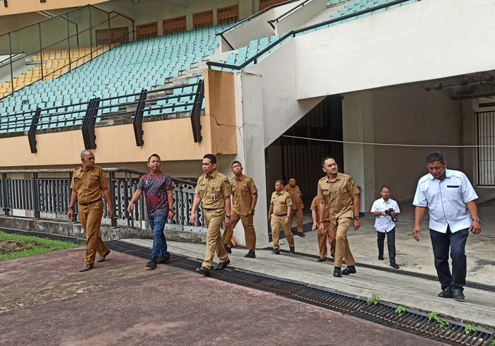 Kadispora Riau Erisman Yahya bersama jajaran melakukan peninjauan Stadion Utama Riau, Jalan Naga Sakti, Pekanbaru, Senin (8/1/2024).
