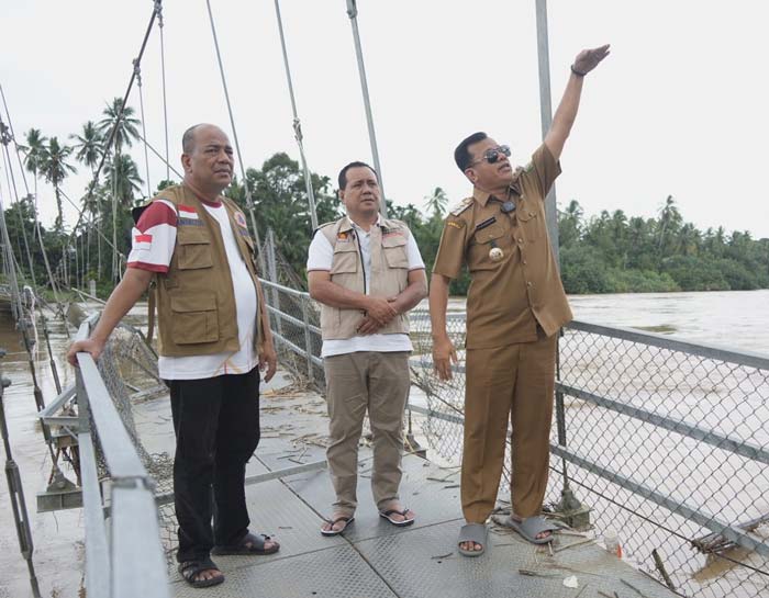 Bupati Kuansing Drs H Suhardiman Amby Ak MM saat meninjau jembatan gantung Desa Bukit Kauman, Kecamatan Kuantan Mudik, Ahad (7/1/2024).