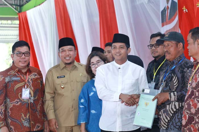 Wakil Menteri Agraria dan Tata Ruang/Badan Pertanahan Nasional Republik Indonesia Raja Juli Antoni PhD, menyerahkan sertifikat di Gedung Pertemuan Jambore, Kecamatan Kandis, Kabupaten Siak, Senin (8/1