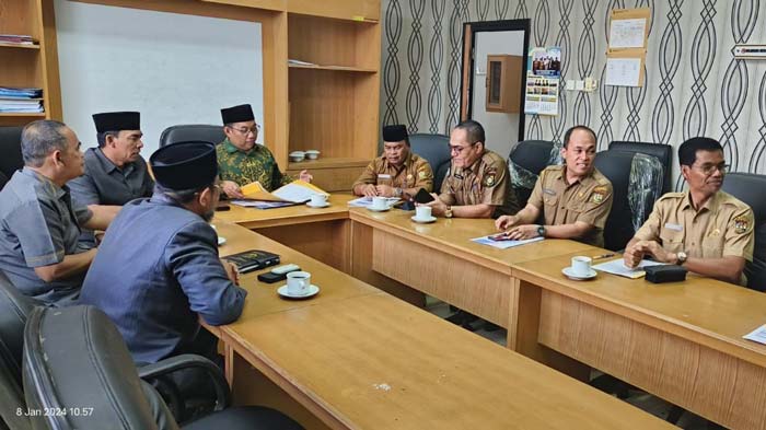 Ketua Komisi II DPRD Kampar Habiburrahman memimpin rapat dengar pendapat dengan Kadis Dikpora Aidil dan Kepala BKPSDM Syarifuddin di  Bangkinang, Senin (8/1/2024).