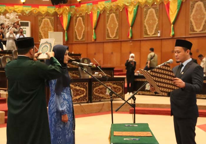 Wakil Ketua DPRD Riau Agung Nugroho resmi melantik Anggota DPRD Riau Pengganti Antar Waktu (PAW) Fraksi Demokrat Yuliawati, Senin (8/1/2024).