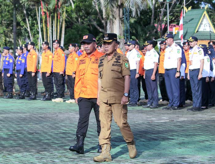 Plt Bupati Kepulauan Meranti memimpin apel gelar pasukan status kesiapsiagaan darurat bencana banjir di lapangan Kantor Bupati Kepulauan Meranti, Selatpanjang.