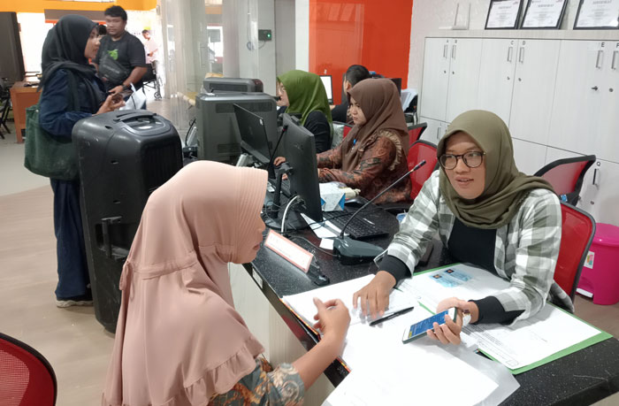 Masyarakat menikmati layanan akhir pekan yang disediakan oleh Disdukcapil Pekanbaru, dengan melakukan pencetakan dan pengambilan KTP elektronik di Kantor Disdukcapil Pekanbaru, beberapa waktu lalu.