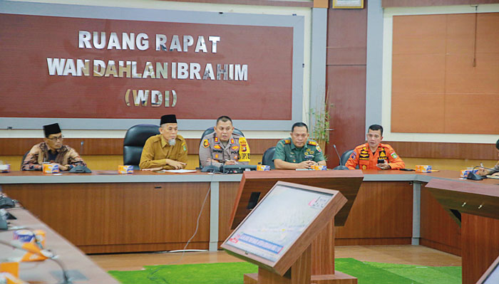Wali Kota Dumai H Paisal bersama Kapolres Dumai AKBP Dhovan Oktavianton, mengikuti rapat penanganan permasalahan banjir secara virtual bersama Kapolda Riau Irjen Pol Mohammad Iqbal, Senin  (8/1/2024).