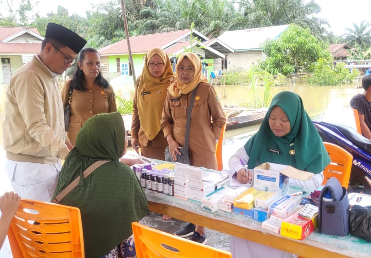 Untuk memastikan pelayanan kesehatan disejumlah Pustu dan Poskesdes yang terendam, Kepala Dinas Kesehatan (Dinkes) Kabupaten Inhu, Elis Julinarti DCN Mkes langsung turun ke lapangan.