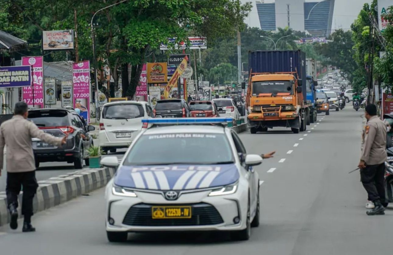 Mobil Satuan PJR Ditlantas Polda Riau mengawal truk bermuatan logistik Pemilu ke KPU Pekanbaru, beberapa waktu lalu.