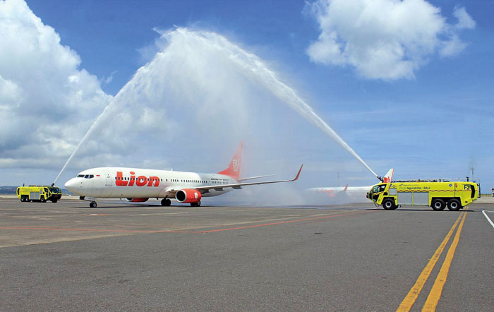Prosesi penyambutan penerbangan perdana Lion Air. Lion Air segera membuka rute penerbangan Pekanbaru-Surabaya dalam pekan ini.
