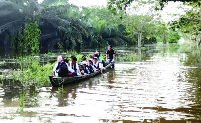 Murid-murid SD di Desa Sungai Ara, Kecamatan Pelalawan, Kabupaten Pelalawan menaiki sampan untuk berangkat ke sekolah, Senin (8/1/2024).