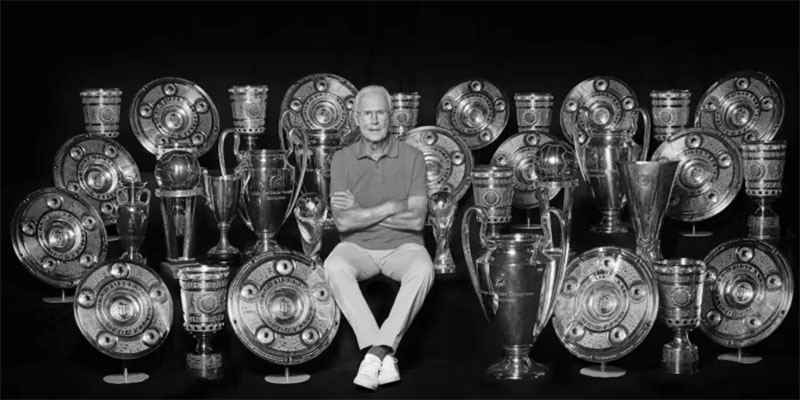 Mendiang Franz Beckenbauer berfoto bersama trofi yang pernah diraihnya dari mulai aktif sebagai pemain hingga sebagai pelatih.