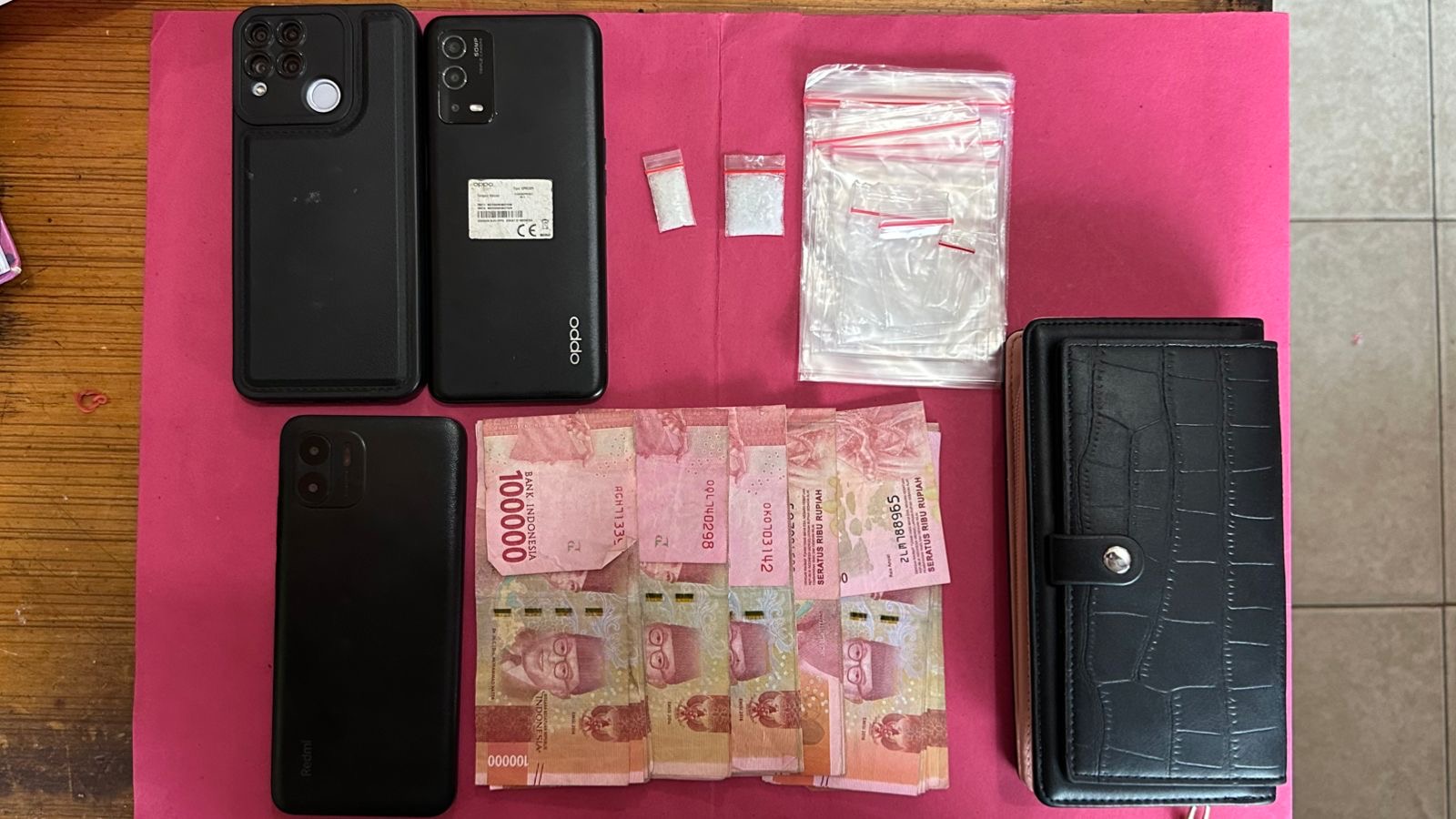 Barang bukti berupa sabu, telepon genggam, dan  sejumlah uang berhasil diamankan oleh pihak kepolisian.