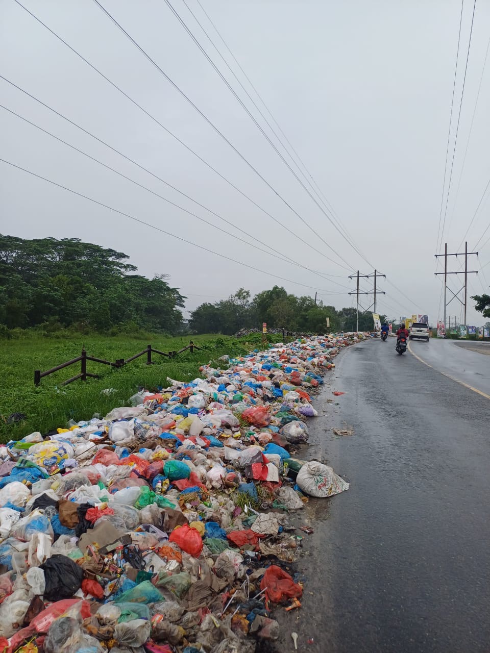 Kondisi sampah menumpuk di jalan lintas Duri-Dumai tak juah Kantor Lurah Talang Mandi, Kecamatan Mandau, Selasa (9/1/2024).