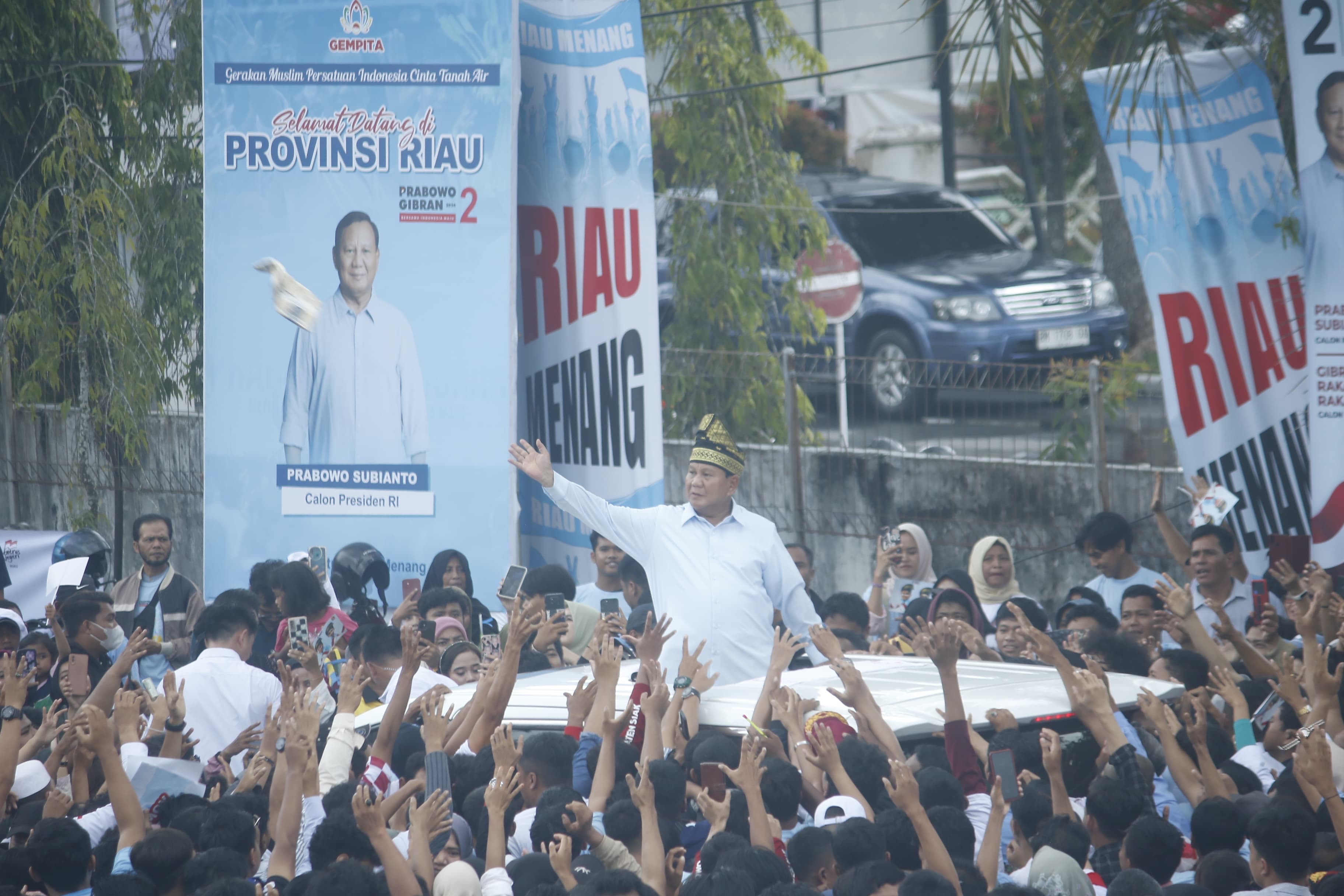 Cawapres No Urut 2 Prabowo Subianto membagikan kaos dan menyapa masyarakat Riau usai Kampanye di Gelanggang Remaja, Senin (9/1/2024).