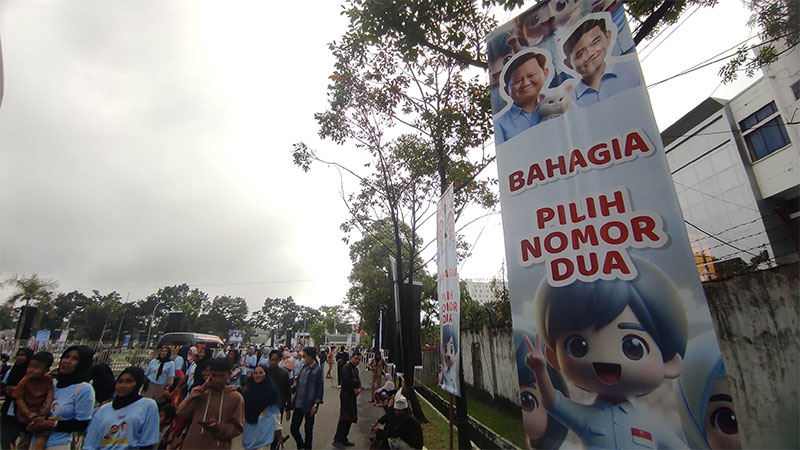 Warga mendatangi Gelanggang Olahraga Remaja Jalan Sudirman Pekanbaru mengikuti kampanye capres nomor urut 2 Prabowo Subianto, Pekanbaru, Selasa (9/1.2024).