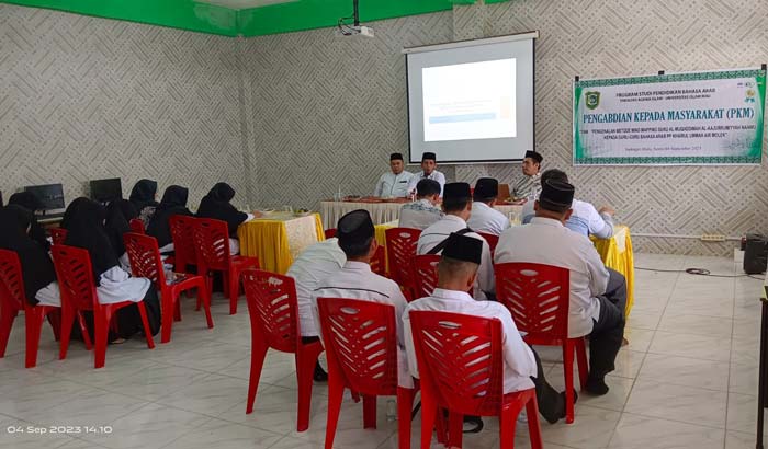 Guru Bahasa Arab Pesantren Khairul Ummah Air Molek Inhu saat mengikuti pelatihan oleh PkM Bahasa Arab UIR, belum lama ini.