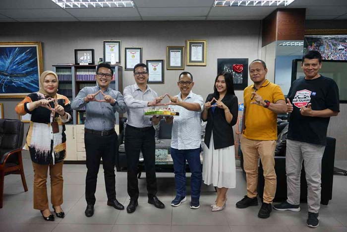 Manajemen Hotel Aryaduta foto bersama Manajemen Riau Pos di Graha Pena Riau, Jalan Soebrantas, Pekanbaru, Selasa (9/1/2024).