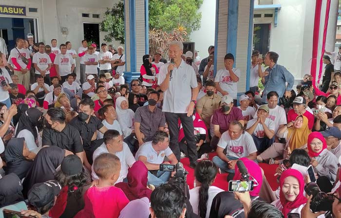 Ganjar Pranowo saat bertemu dengan para nelayan di kantor HSNI di Cilacap, Jawa Tengah, kemarin (9/1/2024).