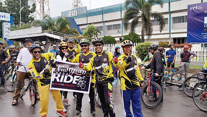 Para anggota Rumbai Gowes Club foto bersama saat mengikuti gowes, beberapa waktu lalu.
