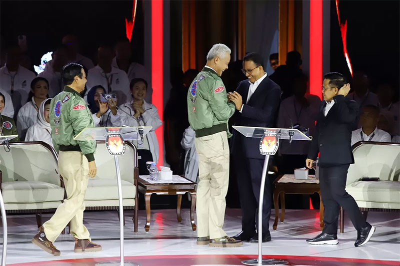 Capres nomor urut tiga Ganjar Pranowo saat acara debat ketiga Pilpres berbincang dengan capres nomor urut 1 Anies Baswedan. Anies mengucapkan selamat HUT ke-51 PDI Perjuangan.
