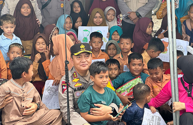Kapolda Riau Irjen Pol Mohammad Iqbal bersama anak-anak terdampak banjir di Trauma Healing Centre di Kabupaten Rokan Hulu, Rabu (10/1/2024).